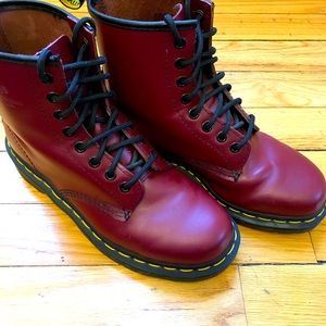 Dr. Martens 8 eyelet boot, cherry red